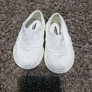 White lace baby shoes